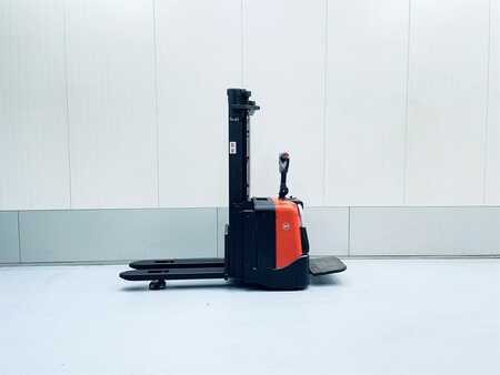 Stackers stand-on 2008  BT SPE 100L (3)