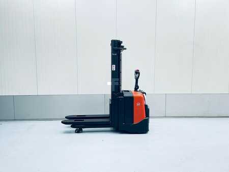 Stackers stand-on 2008  BT SPE 100L (4)