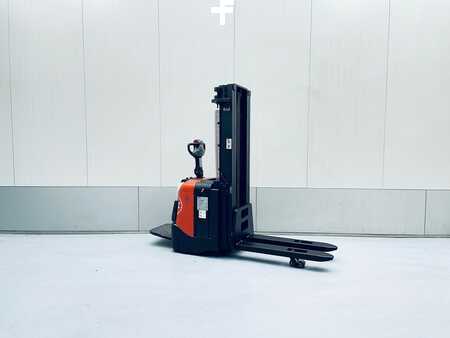 Stackers stand-on 2008  BT SPE 100L (5)