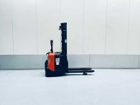 Stackers stand-on 2008  BT SPE 100L (6)