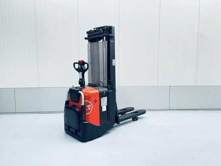 Stackers stand-on 2008  BT SPE 100L (7)