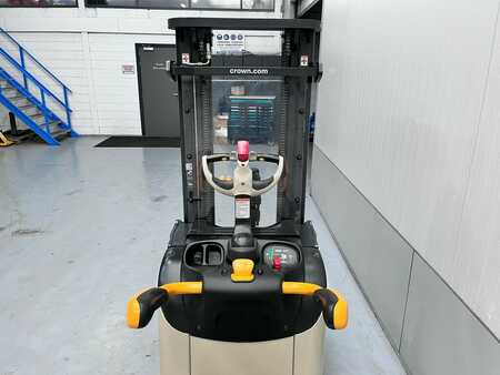 Stackers Stand-on 2014  Crown ETI 4000 (4)