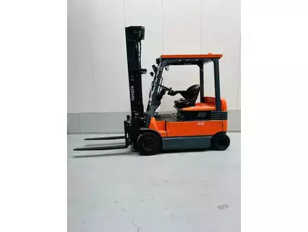 El truck - 4 hjulet 2011  Toyota 7FBMF30 (8)