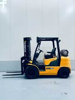 Nestekaasutrukki 2012  Hyundai 30L-7A (1)