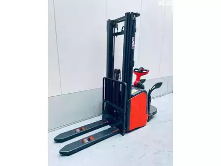 Apilador eléctrico 2012  Linde L14P (8)