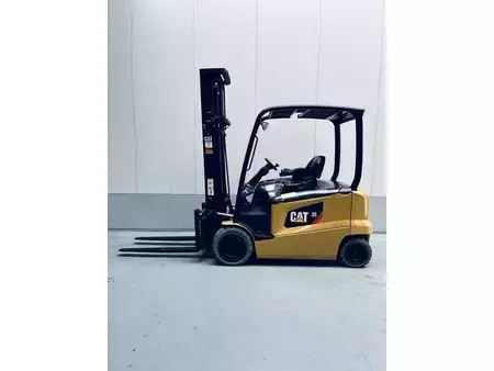 Eléctrico - 4 rodas 2018  CAT Lift Trucks EP35N (1)