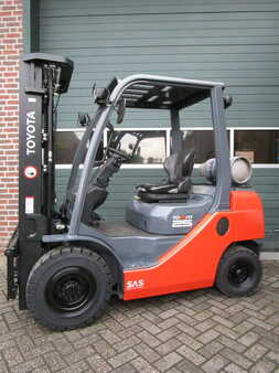 Propane Forklifts 2016  Toyota 02-8FGF25 (1) 
