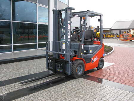 Nestekaasutrukki 2025  Heli CPYD18-KU1H (2)