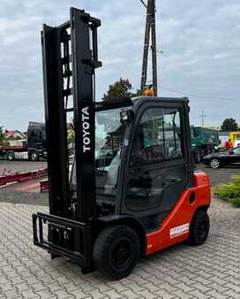Propane Forklifts 2011  Toyota 02-8FGF25 (1)