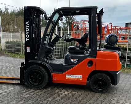 Propane Forklifts 2014  Toyota 02-8FGF30 (4)