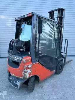 Carretilla elevadora GLP 2013  Toyota 02-8FGF18 (1)