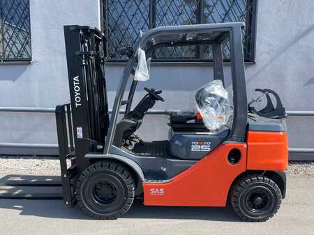LPG Forklifts 2023  Toyota 02-8FGF25 (1) 