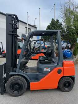 Propane Forklifts 2017  Toyota 02-8FGF25 (1) 