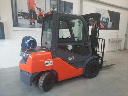 LPG Forklifts 2017  Toyota 02-8FGF30 (1)