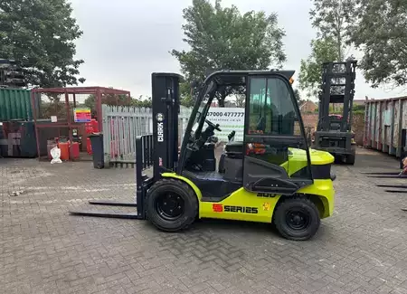 Dieselstapler 2025  Clark S30D-SRT (1)