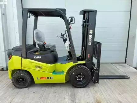 Elektro čtyřkolový VZV 2025  Clark L25XE (1)