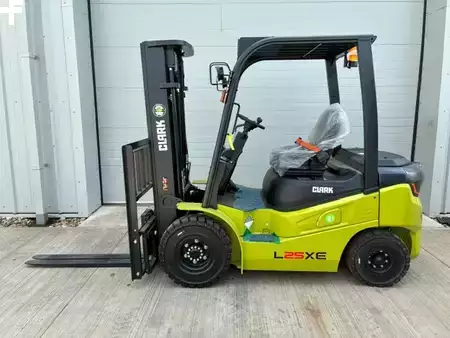 Eléctrica de 4 ruedas 2025 Clark L25XE (2)