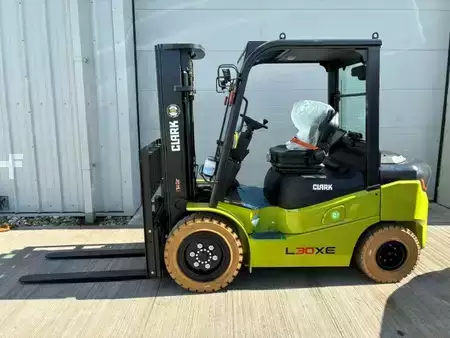 Elektro čtyřkolový VZV 2026  Clark L30X (2)