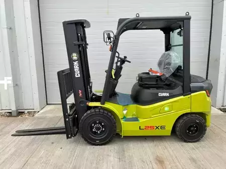 Eléctrica de 4 ruedas 2025  Clark L25XE (2)