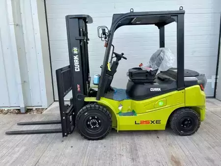 Elektro čtyřkolový VZV 2025  Clark L25XE (2)