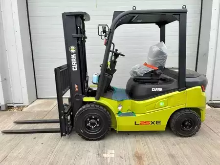 Elektro čtyřkolový VZV 2025  Clark L25XE (2)