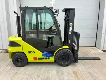 Carretilla elevadora diésel 2026  Clark S30D (1)