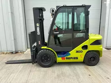 Carretilla elevadora diésel 2026  Clark S30D (2)