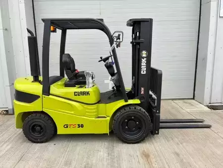 Carretilla elevadora diésel 2026  Clark GTS30D (1)