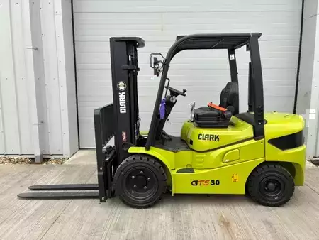 Carretilla elevadora diésel 2026  Clark GTS30D (2)