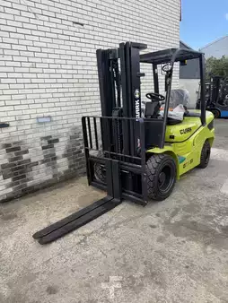 Dieselový VZV 2025  Clark GTS30D (2)