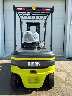 Eléctrica de 4 ruedas 2025  Clark SE30S (3)
