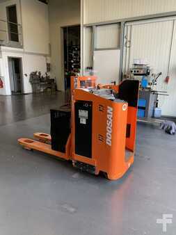 Stacker de condutor em pé 2019 Doosan LEFD 12.5/20 (2)