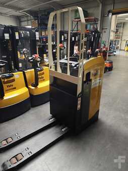 Porta-paletes elétrico com assento 2016 Yale MP20T (1)