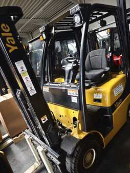 Empilhador a gás 2016 Yale GLP 16 VX (1)