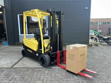 Chariot 4 roues électrique 2023  Hyster J2.0XN (1)