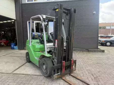 LPG heftrucks 2012  CESAB M320G (1)