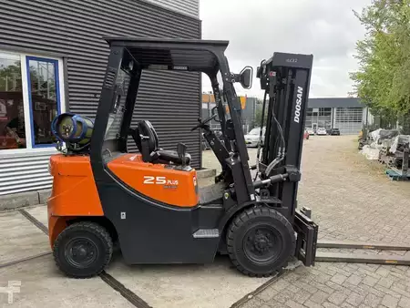 Wózki gazowe 2019  Doosan G25GP (2)