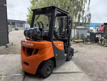 Wózki gazowe 2019  Doosan G25GP (3)