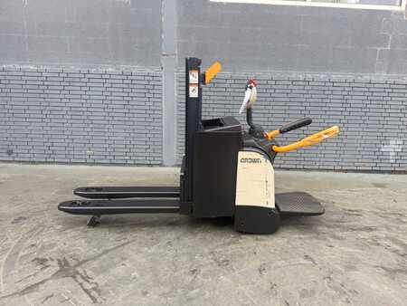 Apilador eléctrico 2015  Crown DT 3040 Baujahr 2015/  Stunden 5778 Akku 2022 (1)