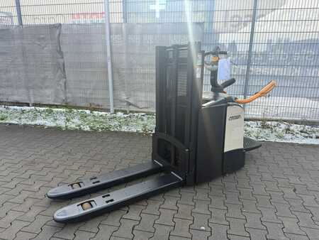 Apilador eléctrico 2015  Crown DT 3040 Baujahr 2015/  Stunden 4305 Akku 2022 (1)