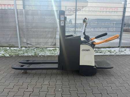 Apilador eléctrico 2015  Crown DT 3040 Baujahr 2015/  Stunden 4305 Akku 2022 (2)