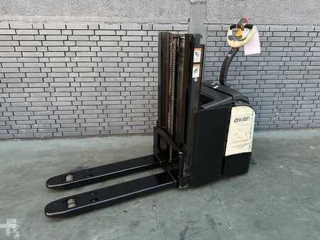 Stacker pedestre 2017  Crown DT 3040  Baujahr 2017/  HH 2,1M / Stunden 1762/ Akku 2017 (1)