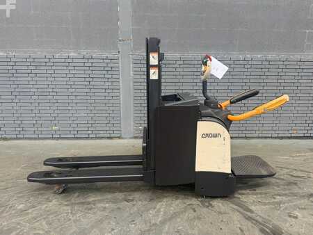 Apilador eléctrico 2017  Crown DT 3040 Baujahr 2017/  Stunden 5108 Akku 2020 (2)