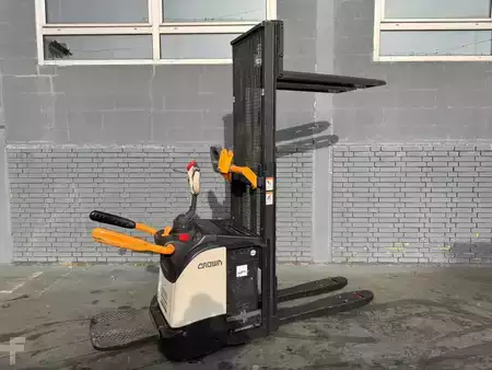 Pallestabler 2018  Crown DT 3040 Baujahr 2018/  Stunden 5502 Akku 2018 (2)