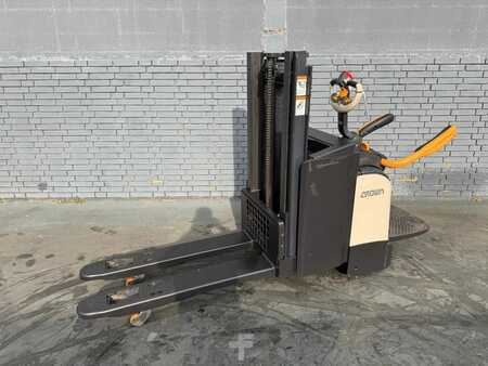 Apilador eléctrico 2019  Crown DT 3040 Baujahr 2019/  Stunden 5716  Akku 2022 (1)