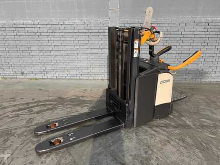 Apilador eléctrico 2019  Crown DT 3040 Baujahr 2019/  Stunden 5716  Akku 2022 (2)