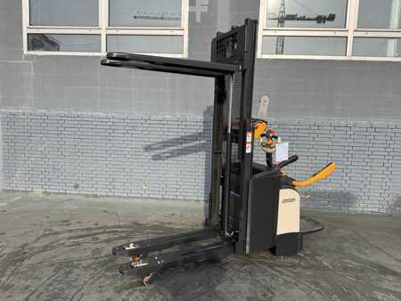 Apilador eléctrico 2019  Crown DT 3040 Baujahr 2019/  Stunden 5716  Akku 2022 (3)