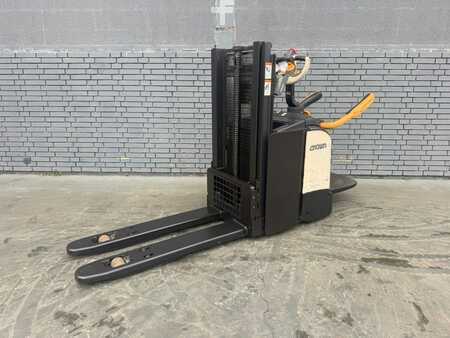 Apilador eléctrico 2019  Crown DT 3040 Baujahr 2019/  Stunden 5190 Akku 2023 (1)