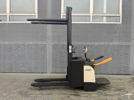 Apilador eléctrico 2019  Crown DT 3040 Baujahr 2019/  Stunden 5190 Akku 2023 (2)