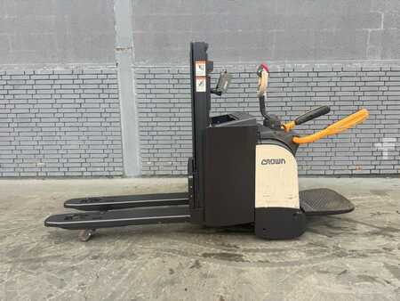 Apilador eléctrico 2019  Crown DT 3040 Baujahr 2019/  Stunden 5190 Akku 2023 (3)